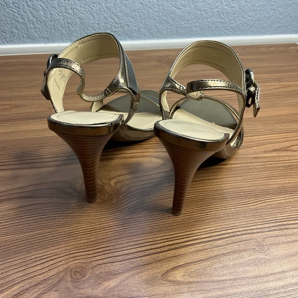 Liz Claiborne Elegant Gold Strappy Heels with ankle Buckle size 9 - Picture 3 of 8